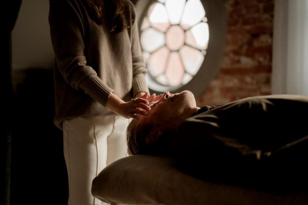Een persoon ontvangt een ontspannende behandeling met zachte handelingen.